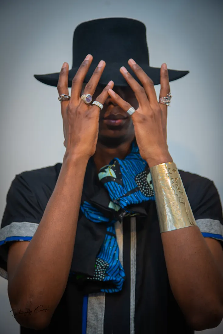 Hats, brass & indigo, Editorial