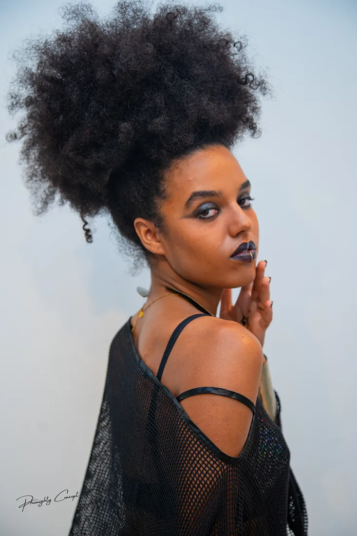 A sculpted afro in profile