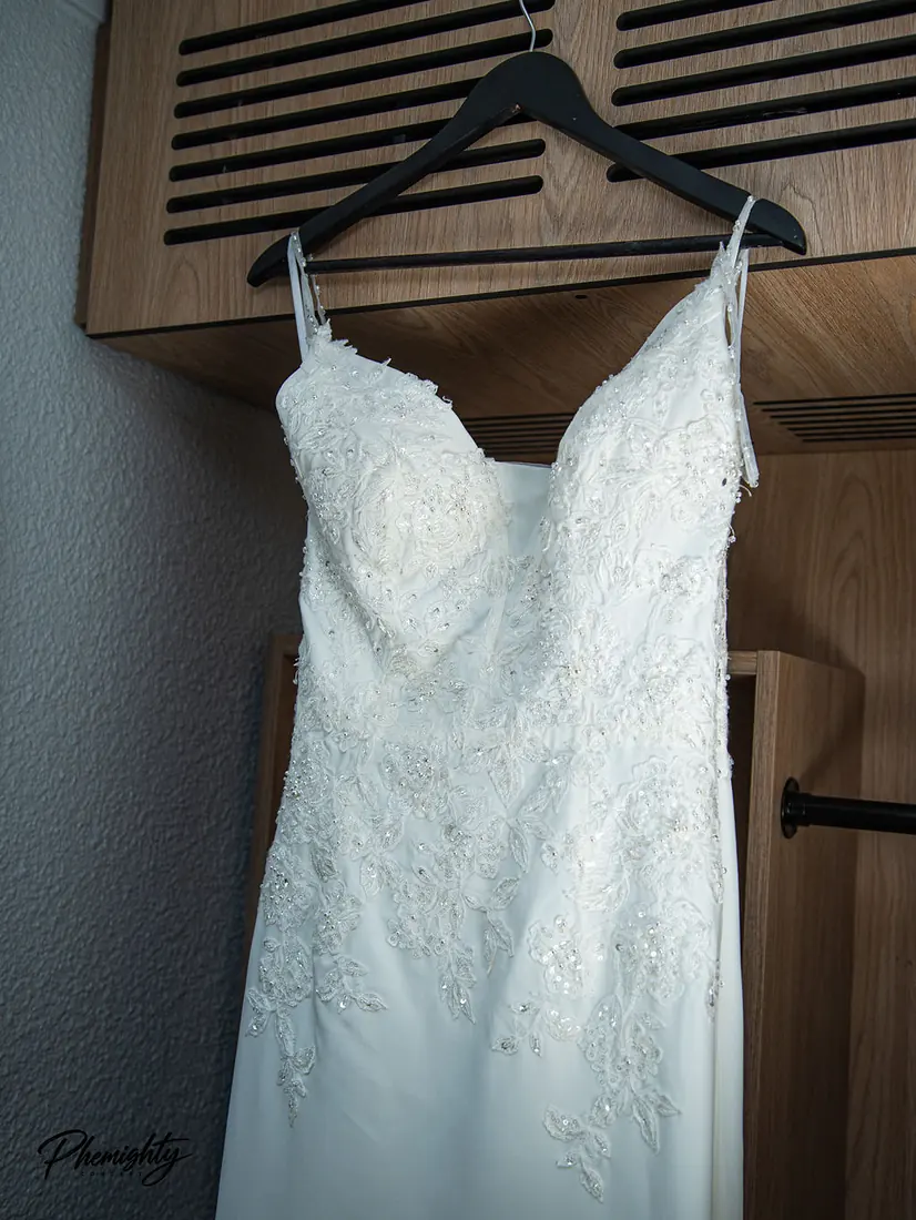 La robe de mariée, prête sur son cintre