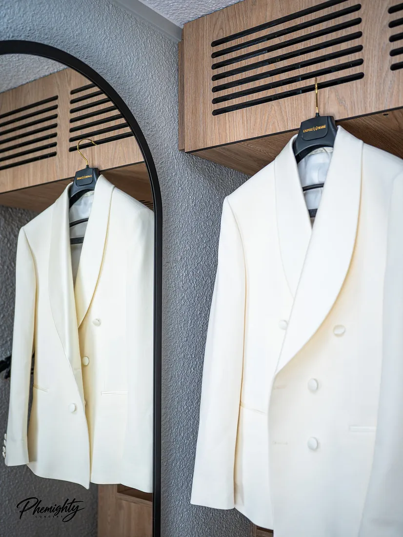 La veste blanche du marié, repassée et prête
