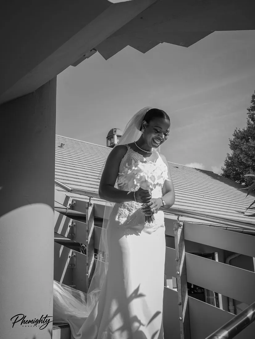 La mariée qui rit sur le balcon avant la cérémonie