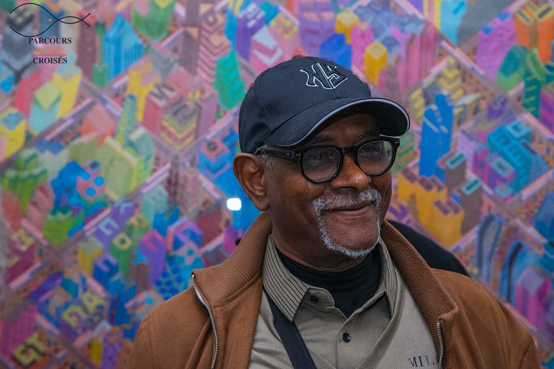 Un portrait encadré par une toile abstraite colorée