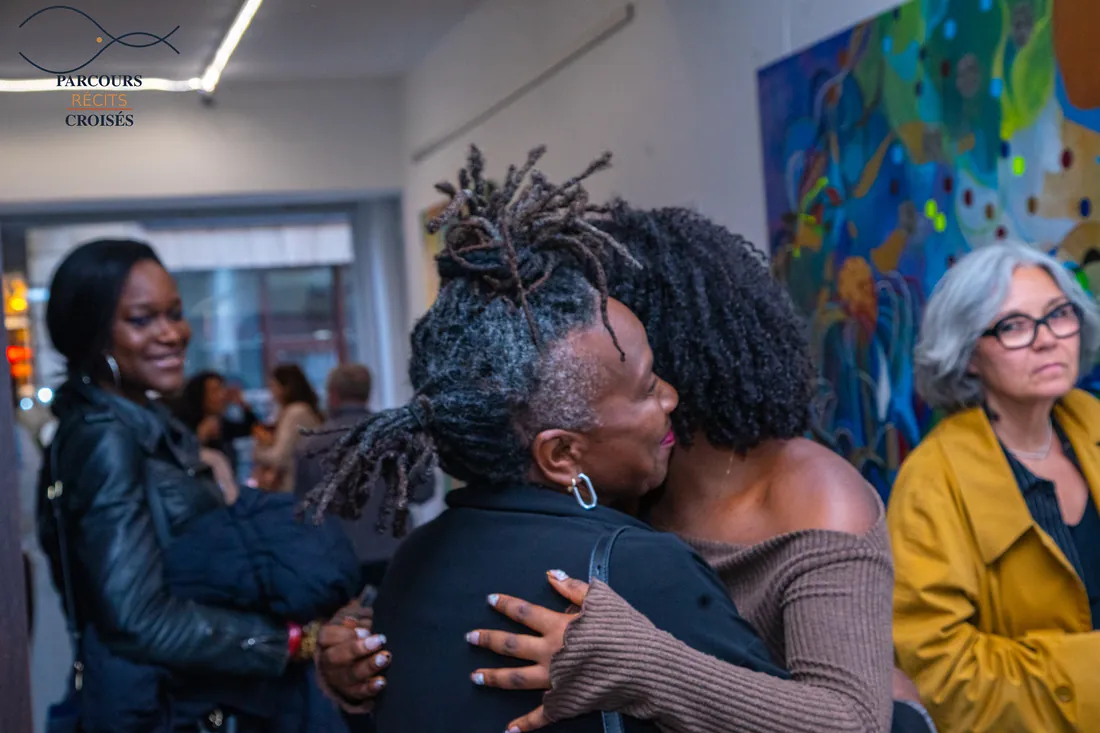 Des amis se saluent au vernissage