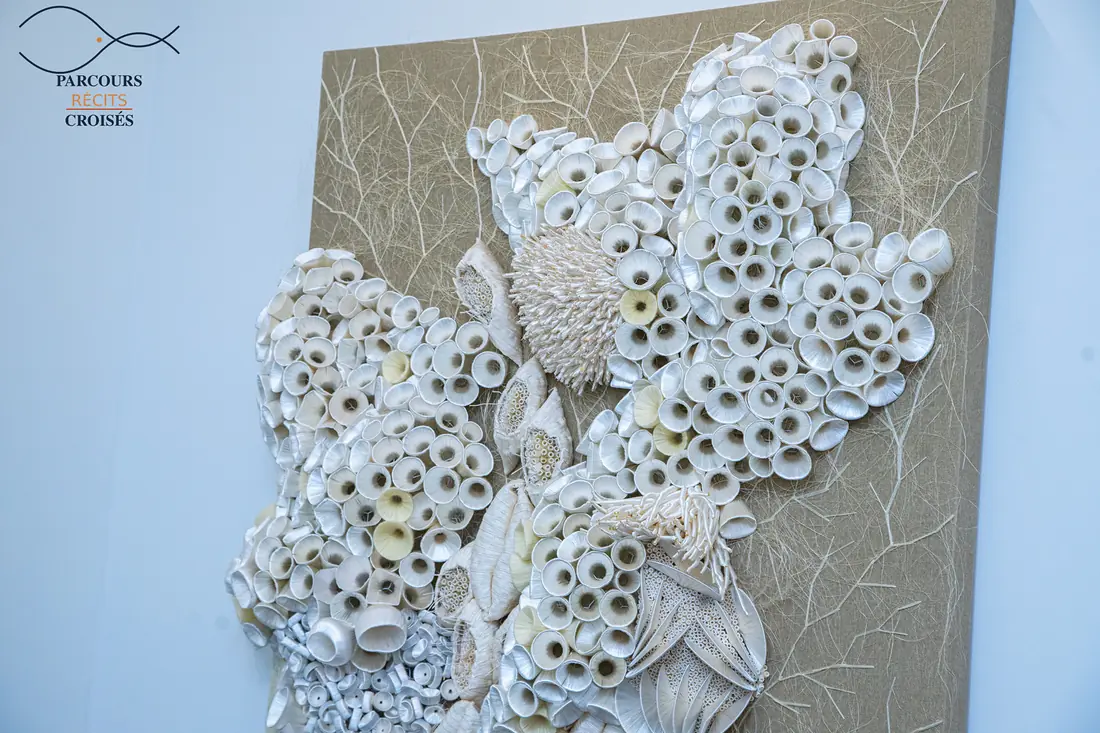 Détail d’un relief en céramique blanche