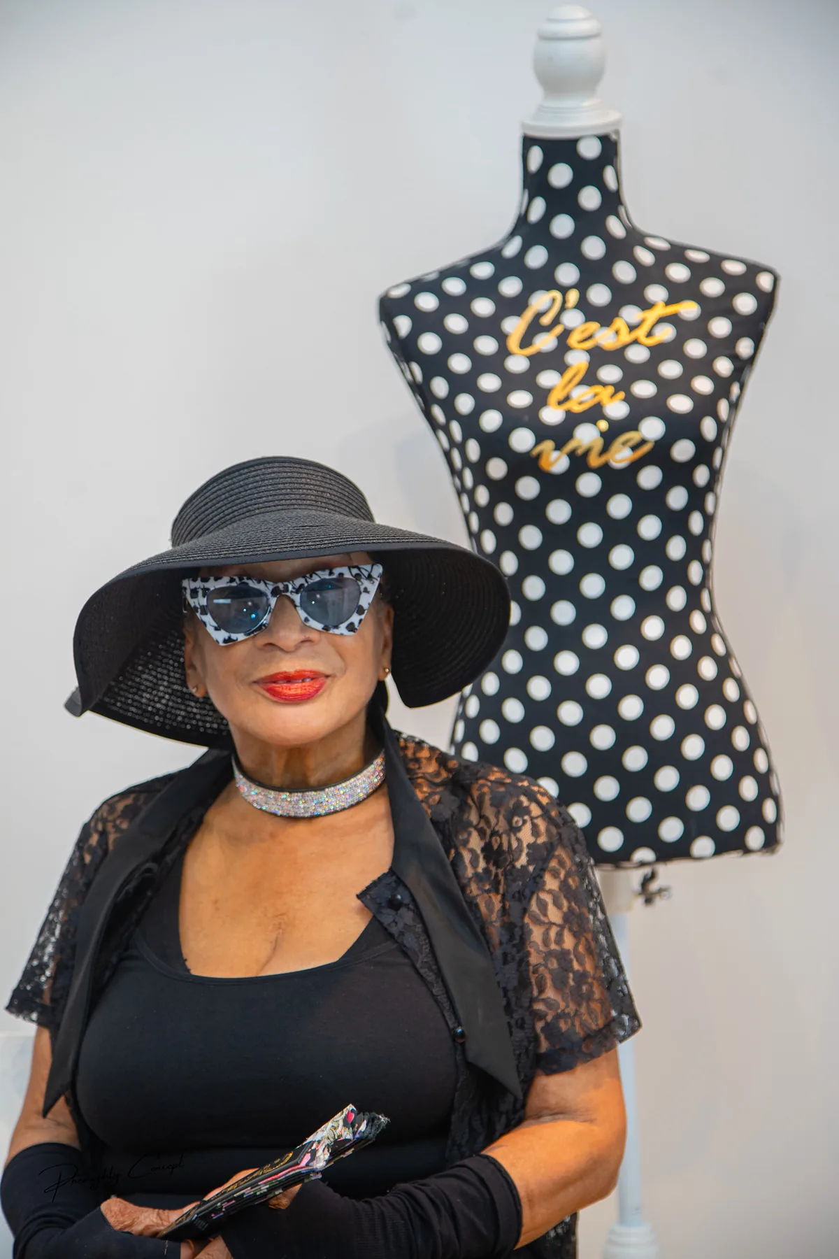 Grand chapeau, lunettes noires et pois