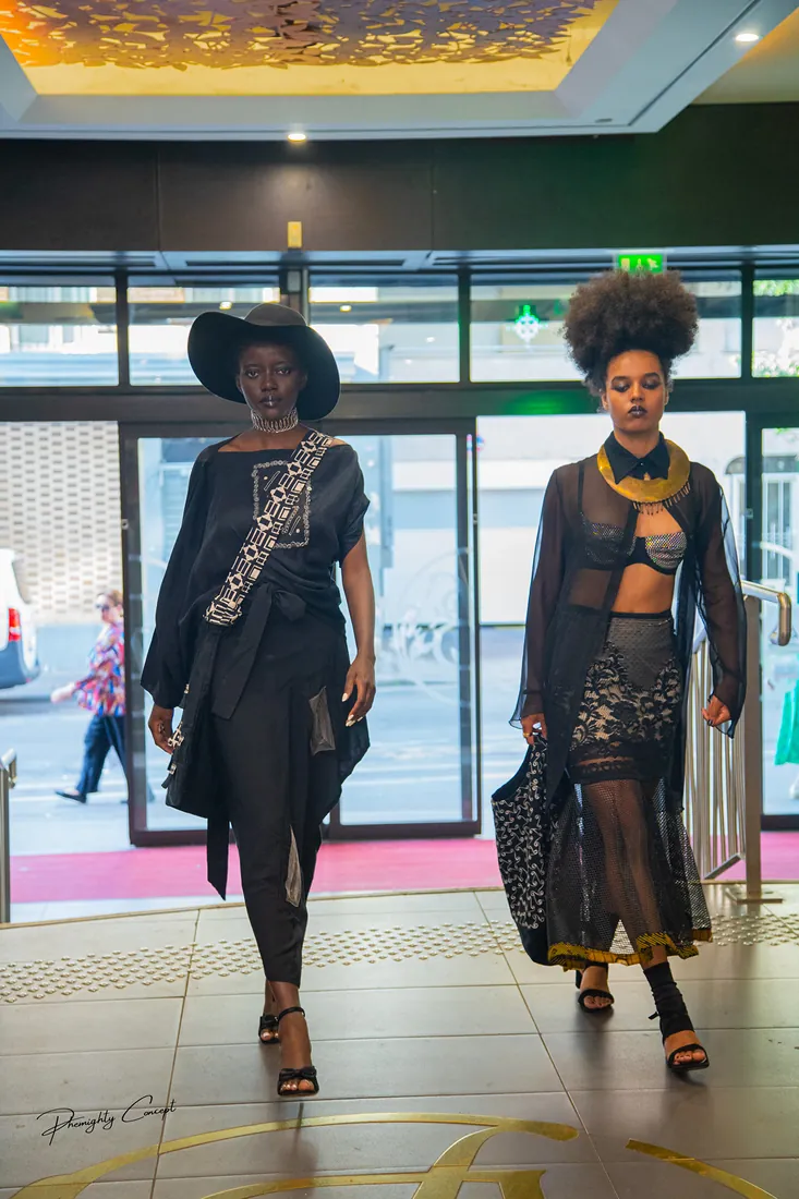 Deux mannequins traversent le centre commercial