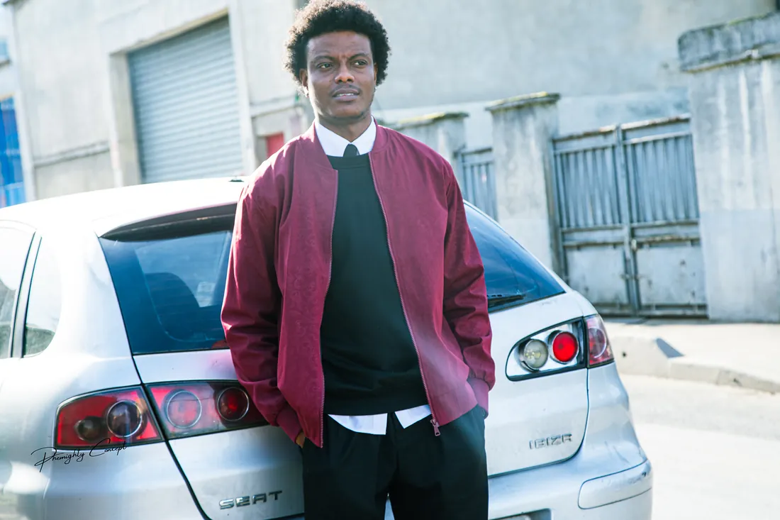 Mains dans les poches, regard vers l’objectif