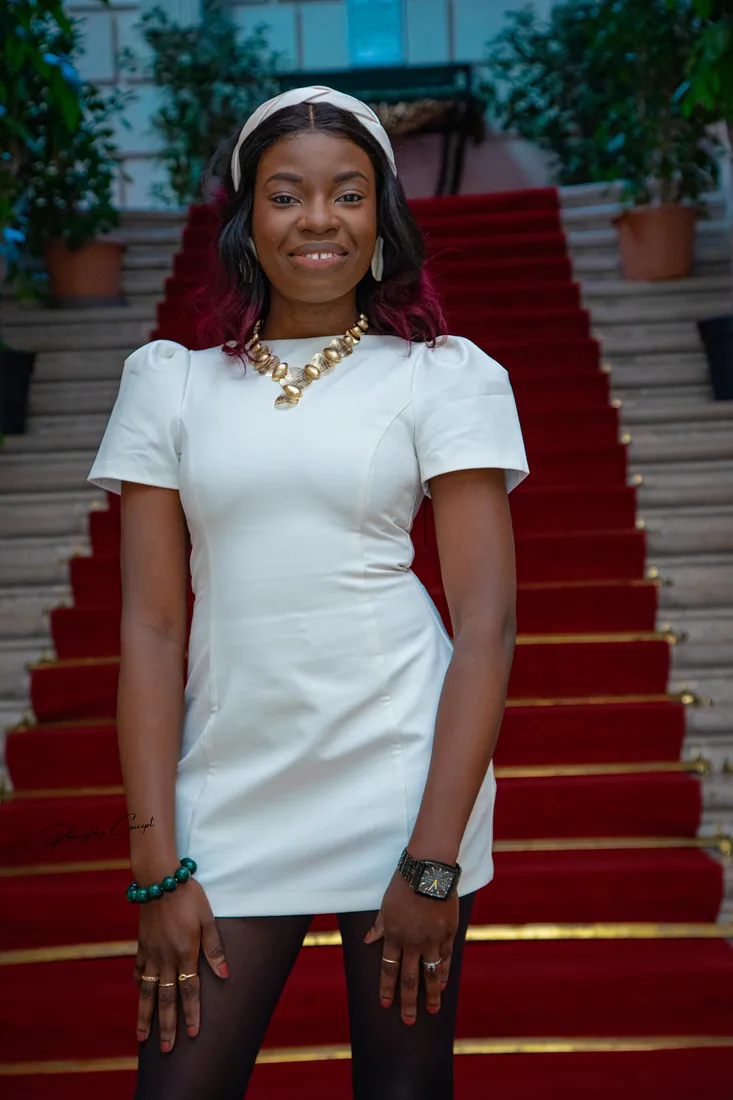 La mariée sur l’escalier au tapis rouge de la mairie