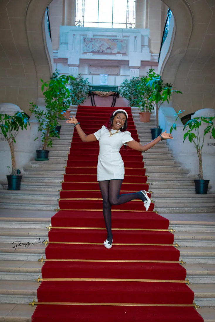 Un pas de danse espiègle sur l’escalier rouge
