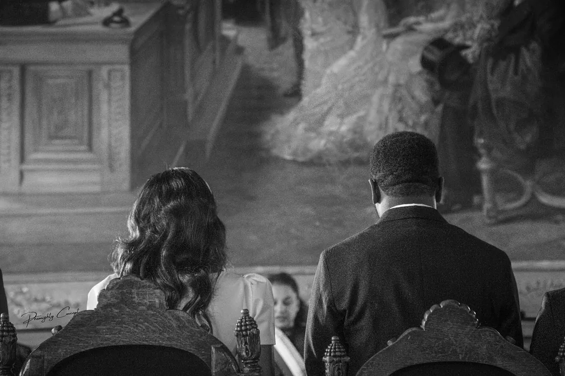 La cérémonie vue derrière le couple, en noir et blanc