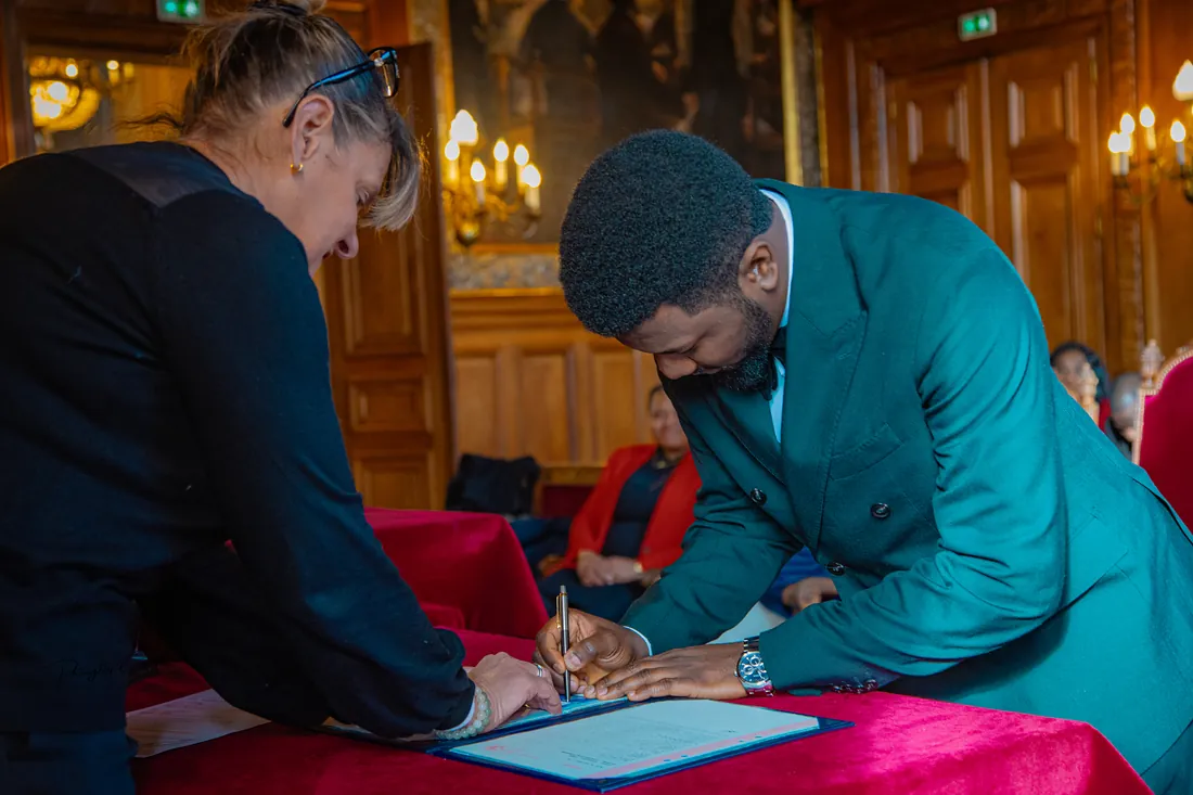 Le marié signe le registre